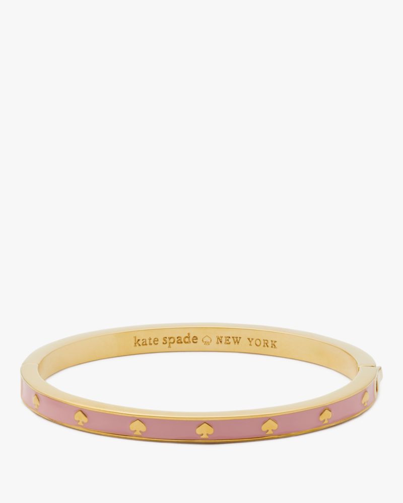 Kate Spade Spot The Spade Armreif mit Scharnierverschluss aus Emaille